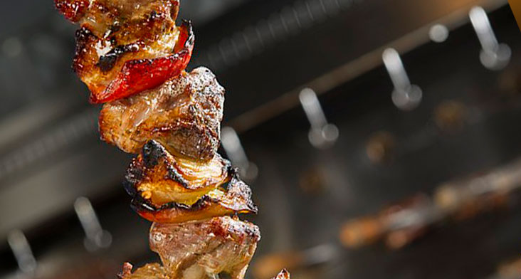 Por la compra de Rodizio Express Compartido para dos personas (7 cortes cárnicos, arroz carreteiro, papa salada, maduro o mandioca, ensalada) obtèn GRATIS 2 CERVEZAS Y EL DOMICILIO